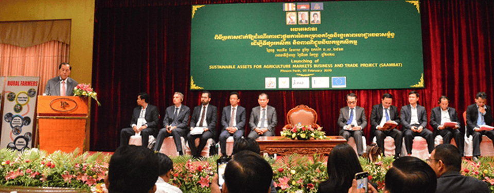 ឯកឧត្តម សុស គង់ រដ្ឋលេខាធិការប្រចាំការ ក្រសួងអភិវឌ្ឍន៍ជនបទ បានអញ្ជើញជាអធិបតីក្នុងសិក្ខាសាលាបើកដំណើរការគម្រោង SAAMBAT (រាជធានីភ្នំពេញ ថ្ងៃទី០៣ ខែកុម្ភៈ ឆ្នាំ២០២០) (រូបថត៖ ក្រសួងអភិវឌ្ឍន៍ជនបទ)