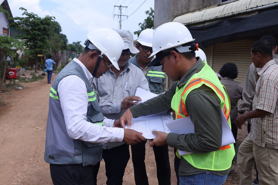 SAAMBAT team visits the construction site of 2 rural roads and 1 rural market in Svay Rieng province
